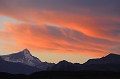 Juste avant le lever, le soleil éclaire le dessous des nuages. argentine,patagonie,province de santa cruz,san lorenzo 