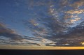 ...et que les derniers rayons du soleil éclairent les nuages par en dessous. argentine,patagonie,chubut,peninsule de valdes,golfo nuevo 