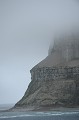 Dans la brume, l'ïle d'Akpatok apparait à l'entrée du détroit d'Hudson, avec des falaises s'élevant à près de 200 mètres au dessus de la mer. akpatok, détroit d'hudson 