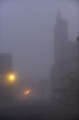 L'aube commence à poindre dans les rues désertes de Domme encore éclairées par les réverbères. dordogne,domme,brouillard 