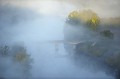 En contrebas de la ville de Domme, les arches du pont apparaissent dans la brume. dordogne,domme,brume 