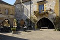 Place centrale (ou place des Cornières) à Monpazier. bastide,monpazier,place des cornieres 