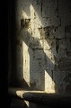 Banc éclairé par une fenêtre dans la salle des musiciens du château de Puivert. aude,chateaux cathares,puivert,salle des musiciens 