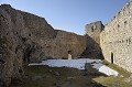 Cour intérieure du château de Montségur encore dans la neige. midi-pyrenees,ariege,chateaux cathares,montsegur 