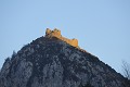 Au soleil couchant, le château de Montségur domine le reste du paysage déjà dans l'ombre. midi-pyrenees,ariege,chateaux cathares,montsegur 