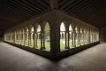 Le cloître gothique, aux colonnettes géminées, a une forme trapézoïdale. aude,pays cathare,abbaye de saint-hilaire,cloitre 